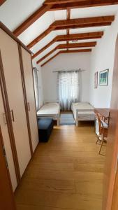 een hal met een kamer met twee bedden bij Apartman Belamaric in Šibenik +37 foto's