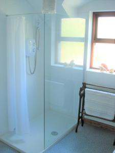 A bathroom at Ballycastle Glenview House 4 bedrooms in the Glens of Antrim