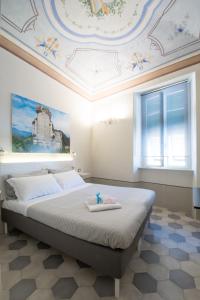 una camera con un letto e un soffitto dipinto di FINARIN Guest House a Finale Ligure