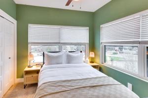 um quarto com uma cama grande e 2 janelas em Updated Omaha Vacation Rental Less Than 2 Mi to Downtown! em Omaha