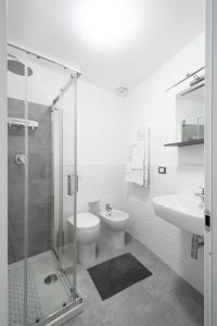 e bagno con doccia, servizi igienici e lavandino. di FINARIN Guest House a Finale Ligure