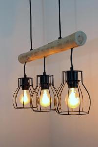 una lámpara de araña con cuatro luces colgando del techo en Mosel19 - Moderne, hochwertige Ferienwohnung en Niederfell