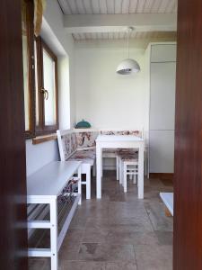 uma sala de jantar com uma mesa branca e cadeiras em Nad stawem em Mrągowo