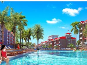 uma piscina num resort com palmeiras e edifícios em São Pedro Thermas Resort Parque em Águas de São Pedro