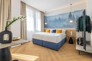 ein Schlafzimmer mit einem blauen Bett in einem Zimmer in der Unterkunft Resort Český les in Bělá nad Radbuzou