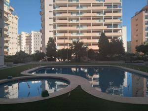 una grande piscina di fronte a un grande edificio di Apartamentos Novacala Benidorm II a Benidorm
