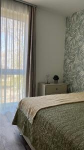 Кровать или кровати в номере Villa Bauhaus Wellness Apartman 202
