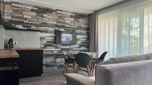Телевизор и/или развлекательный центр в Villa Bauhaus Wellness Apartman 202