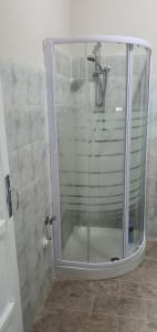 una ducha con puerta de cristal en un baño en La dimora del principe, en Viterbo 24 fotos más
