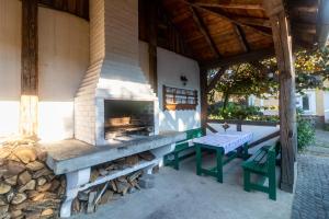 a outdoor fireplace with a table on a patio at Flanderhof Manor in Daia