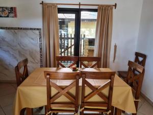una sala da pranzo con tavolo, sedie e una finestra di Cabaña La Victoria a Santa Teresita