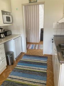 a small kitchen with a rug on the floor at Omakotitalo Kiteen keskustassa in Kitee