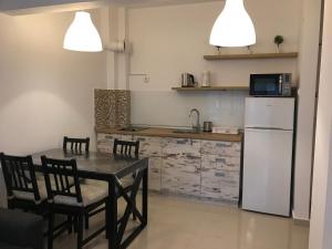 een keuken met een eettafel en een koelkast bij Tami in Neoi Epivatai