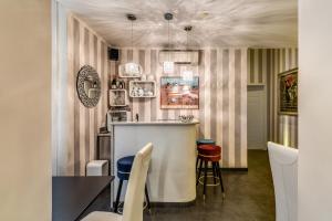 ein Esszimmer mit einer Bar und Stühlen in der Unterkunft Deko Rome in Rom