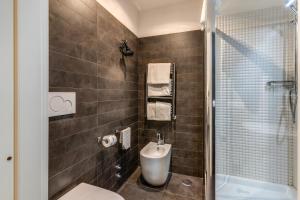 ein Badezimmer mit Toilette, Waschbecken und Dusche in der Unterkunft Deko Rome in Rom