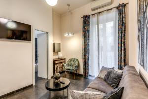 ein Wohnzimmer mit Sofa und Tisch in der Unterkunft Deko Rome in Rom