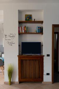 TV en un soporte de madera en la sala de estar en La casa di Marigio', 