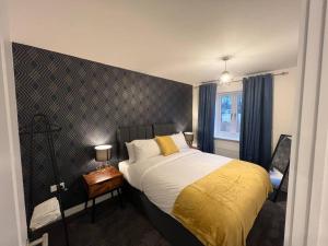 Tempat tidur dalam kamar di 3 Bed house, Derby City Centre leisure or Business