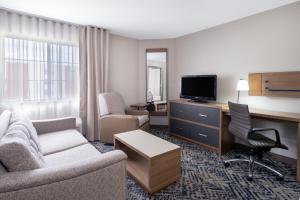 uma sala de estar com um sofá e uma televisão em Candlewood Suites Elkhart, an IHG Hotel em Elkhart