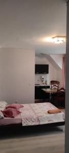 una camera con un letto e un tavolo di Apartment Ivaylo a Varna