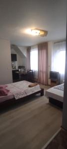 una camera con due letti e una televisione di Apartment Ivaylo a Varna