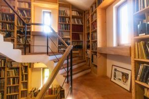 Perpustakaan di rumah tamu ini