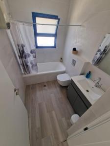 uma casa de banho com um WC, um lavatório e uma banheira em Yvonne's Hikers Base Sde Boker em Midreshet Ben Gurion