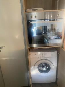 eine Waschmaschine und einen Trockner in einer Küche mit Waschmaschine in der Unterkunft Vacance à la Carabasse in Vias