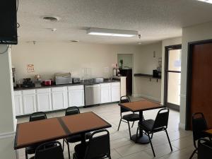Dapur atau dapur kecil di Red Roof Inn Branson