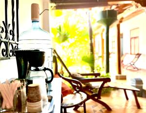 una botella de agua sentada en una mesa junto a una silla en Hotel Villa de Mompox, en Mompox