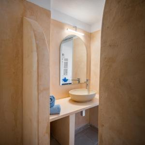 W łazience znajduje się umywalka i lustro. w obiekcie Alcyone w mieście Serifos Chora
