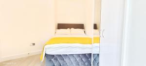 een kleine slaapkamer met een bed in een kamer bij Daisy Garden in Marylebone in Londen