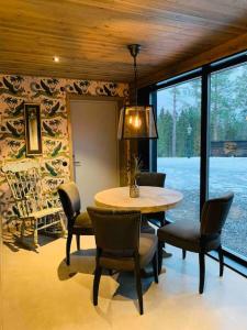 雅夫索的住宿－Vackert fjällhus med underbar utsikt，一间带桌椅的用餐室