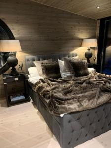 雅夫索的住宿－Vackert fjällhus med underbar utsikt，一间卧室配有一张大床,床上有毯子