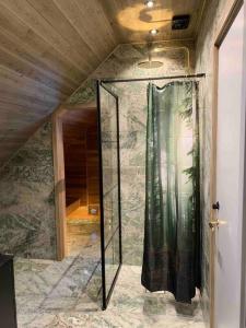 雅夫索的住宿－Vackert fjällhus med underbar utsikt，石墙客房的淋浴