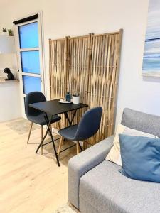 Zdjęcie z galerii obiektu L’Annexe Studio indépendant avec vue sur jardin w mieście Crévin +12 zdjęć