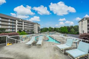 Kolam renang di atau dekat dengan A Peaceful Retreat Whispering Pines 622