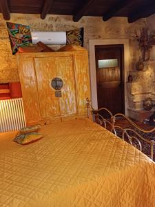 カリーニにあるCasolare Giummariの木製キャビネット付きの客室の大型ベッド1台分です。