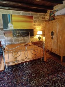 カリーニにあるCasolare Giummariのベッドルーム(ベッド1台、テーブル、ランプ付)