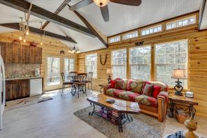 Η κουζίνα ή μικρή κουζίνα στο Cliffside Eureka Springs Cabin with Beaver Lake View