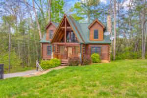 une maison en bois au milieu d'une cour dans l'établissement Peyton's Hideaway, 3 Bedrooms, Sleeps 10, Yard, Hot Tub, Pet Friendly, WiFi, à Gatlinburg