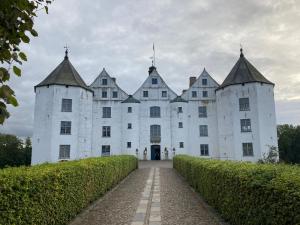 a large white castle with turrets at Ferienwohnungen Kapitänskajüte & Ausguck in Maasholm