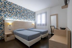 - une chambre avec 2 lits et une fresque murale dans l'établissement Alaba Hotel, à San Vito Lo Capo