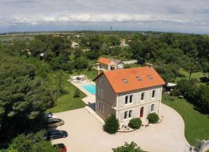 una vista aerea di una grande casa con piscina di Maébrilu Camargue Provence a Salin-de-Giraud