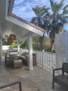 zadaszone patio z kanapą i stołem w obiekcie Chalet 60m² entièrement climatisé w mieście Gassin