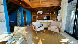 蜂蜜島的住宿－Ilha do Mel Lodges，一间带桌椅的房间和一间用餐室