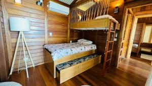 Cama ou camas em um quarto em Ilha do Mel Lodges mais 37 fotos
