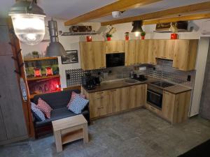 uma cozinha com armários de madeira, um lavatório e uma cadeira em Noclegi pod Wiaduktem em Wałbrzych