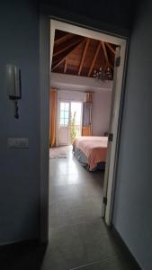 テヒーナにあるMi Rincon en La Pedreraのベッドルーム1室(ベッド1台付)が備わります。