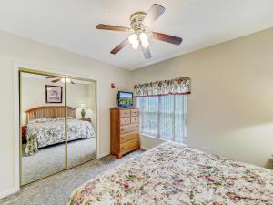 Greenbrier Getaway Whispering Pines 524房間的床 +28 張相片